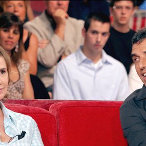 L'actrice française Miou-Miou et son ancien compagnon, le chanteur Julien Clerc, photographiés lors de l'enregistrement de l'émission de Michel Drucker 'Vivement Dimanche' (France 2) à Paris-France le 14 juin 2004. Photo par Jean-Jacques Datchary/ABACA.