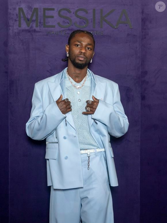 Omah Lay au photocall du défilé Messika Collection Femme Prêt-à-Porter Printemps/Eté 2026 lors de la Fashion Week de Paris (PFW), au Musée des Arts décoratifs, à Paris, France, le 13 octobre 2025. © Olivier Borde/Bestimage