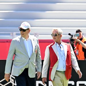 Le prince Albert II de Monaco lors du match de football caritatif au stade Louis II de Monaco opposant les Barbagiuans aux pilotes de l'équipe Nazionale Piloti dans le cadre de la "Racing Stars Football Cup" le 3 juin 2026.
Depuis 35 ans, des pilotes automobiles participent chaque année à un match de football caritatif organisé à Monaco. Ce " match des pilotes " a accueilli tous les plus grands de la Formule 1, y compris Michael Schumacher. En 2025, une nouvelle mouture a vu le jour, la Racing Stars Football Cup, sous la houlette de Louis Ducruet, le fils de la princesse Stéphanie. Ce 3 juin 2026, avait lieu la deuxième édition de l'événement caritatif, organisé au profit de deux associations.
Les fonds récoltés lors de l'événement seront reversés à deux associations. La première est " Mercy Ships ", qui déploie des navires-hôpitaux afin d'offrir des soins chirurgicaux gratuits en Afrique. La seconde association est " Les Soins de l'espoir ", qui est engagée auprès d'enfants et d'adultes défavorisés en Asie du Sud-Est, notamment au Vietnam.
Les Barbagiuans ont remporté le match 6 - 2

© Bruno Bebert / Bestimage
