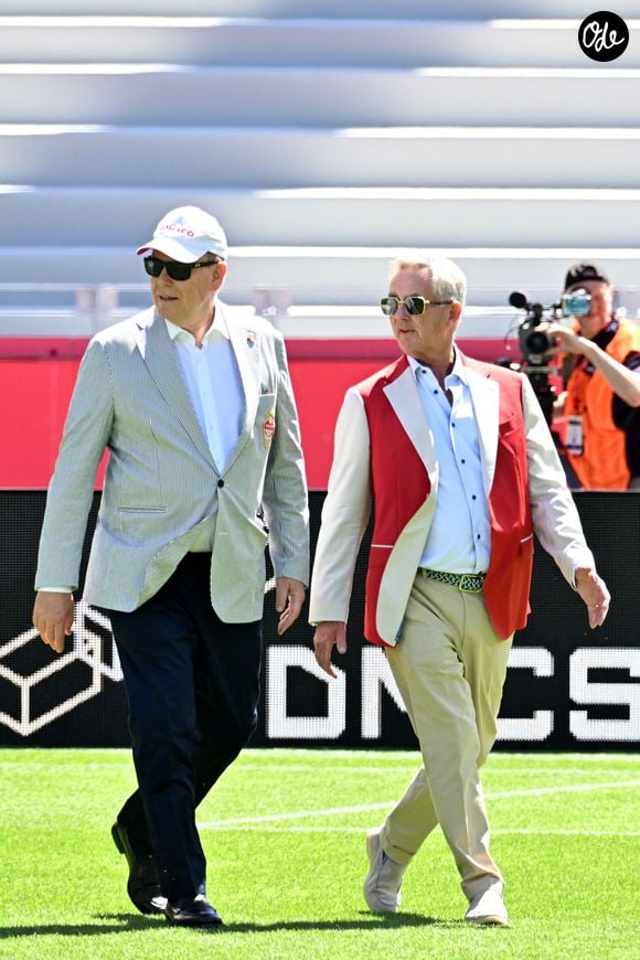 Le prince Albert II de Monaco lors du match de football caritatif au stade Louis II de Monaco opposant les Barbagiuans aux pilotes de l'équipe Nazionale Piloti dans le cadre de la "Racing Stars Football Cup" le 3 juin 2026.
Depuis 35 ans, des pilotes automobiles participent chaque année à un match de football caritatif organisé à Monaco. Ce " match des pilotes " a accueilli tous les plus grands de la Formule 1, y compris Michael Schumacher. En 2025, une nouvelle mouture a vu le jour, la Racing Stars Football Cup, sous la houlette de Louis Ducruet, le fils de la princesse Stéphanie. Ce 3 juin 2026, avait lieu la deuxième édition de l'événement caritatif, organisé au profit de deux associations.
Les fonds récoltés lors de l'événement seront reversés à deux associations. La première est " Mercy Ships ", qui déploie des navires-hôpitaux afin d'offrir des soins chirurgicaux gratuits en Afrique. La seconde association est " Les Soins de l'espoir ", qui est engagée auprès d'enfants et d'adultes défavorisés en Asie du Sud-Est, notamment au Vietnam.
Les Barbagiuans ont remporté le match 6 - 2

© Bruno Bebert / Bestimage