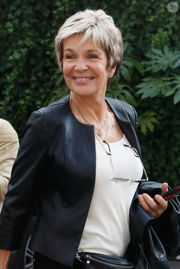 Aujourd’hui, ils sont restés très proches malgré le temps.

Véronique Jannot - Arrivées à l'enregistrement de l'émission "Vivement Dimanche" présentée par M. Drucker. Photo par Christophe Clovis / Bestimage
