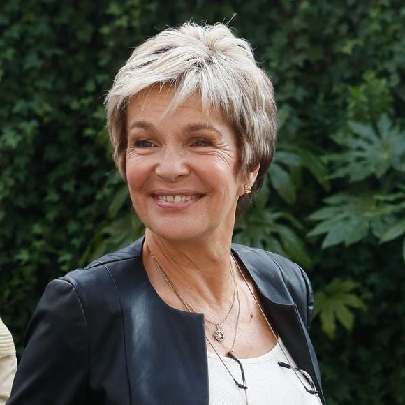 Aujourd’hui, ils sont restés très proches malgré le temps.

Véronique Jannot - Arrivées à l'enregistrement de l'émission "Vivement Dimanche" présentée par M. Drucker. Photo par Christophe Clovis / Bestimage