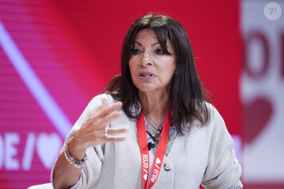 Anne Hidalgo, maire de Paris, s'exprime lors du 41ème Congrès fédéral du Parti socialiste ouvrier espagnol (PSOE) à Séville, le 30 novembre 2024. 
© Rocio Ruz / Europa Press / Bestimage