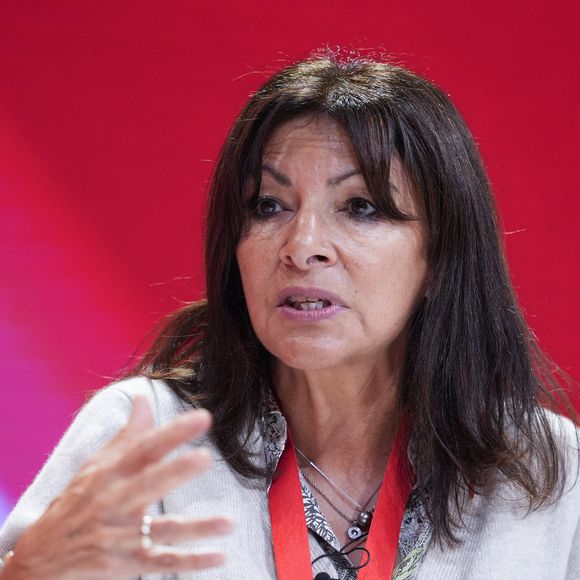Anne Hidalgo, maire de Paris, s'exprime lors du 41ème Congrès fédéral du Parti socialiste ouvrier espagnol (PSOE) à Séville, le 30 novembre 2024. 
© Rocio Ruz / Europa Press / Bestimage