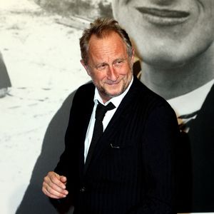 "C'est d'ailleurs très révélateur que vous me posiez cette question parce que le fait que je continue à vivre à Namur, c'est peut-être quelque part un manque d'ambition. Et c'est très proche du wallon".

Benoît Poelvoorde - Cérémonie d'ouverture du Festival Lumière 2021 à Lyon le 9 octobre 2021.
© Dominique Jacovides / Bestimage