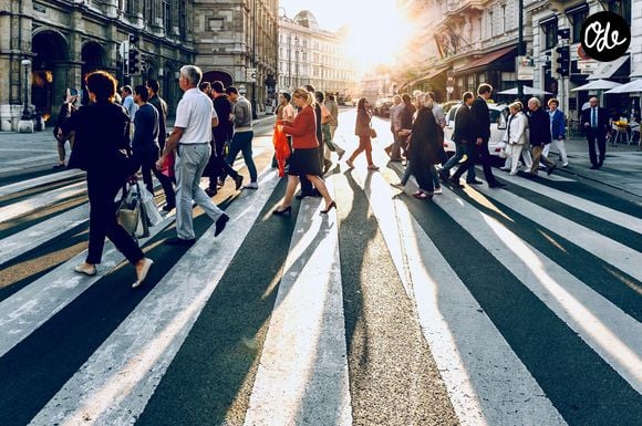 Le fait de remarquer et verbaliser le positif (“C’est merveilleux !”) aide à orienter l’esprit vers des émotions plus constructives.

Photo prise par Jacek Dylag / Unsplash