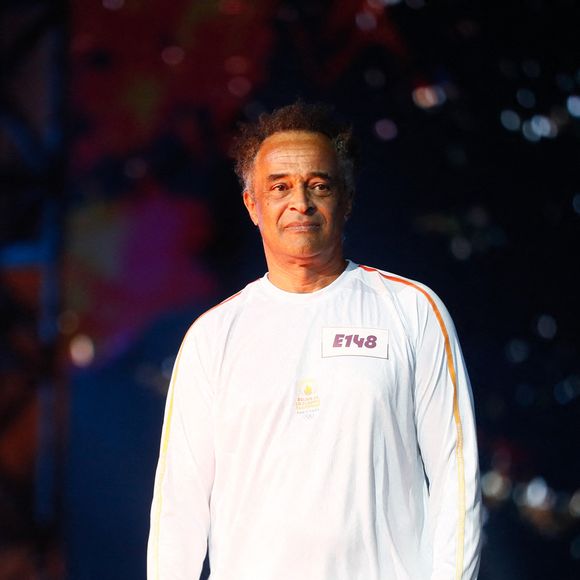 Yannick Noah - Yannick Noah embrase le chaudron olympique sur le plateau du "Concert de Paris" sur le parvis de l'hôtel de ville à Paris le 14 juillet 2024. Le concert était retransmis en direct sur France 2 et sur France Inter. © Christophe Clovis- Pierre Perusseau / Bestimage