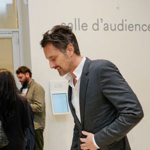 Exclusif - Vincent Cerutti lors d'une suspension d'audience de son procès pour atteinte sexuelle, pour avoir mordu, à deux reprises, les fesses de sa collaboratrice chez Chérie FM en 2015, Caroline Barel, au tribunal correctionnel de Paris, France, le 9 décembre 2025. © Julien Sarkissian/Bestimage