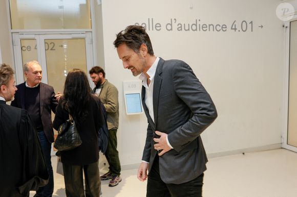 Exclusif - Vincent Cerutti lors d'une suspension d'audience de son procès pour atteinte sexuelle, pour avoir mordu, à deux reprises, les fesses de sa collaboratrice chez Chérie FM en 2015, Caroline Barel, au tribunal correctionnel de Paris, France, le 9 décembre 2025. © Julien Sarkissian/Bestimage