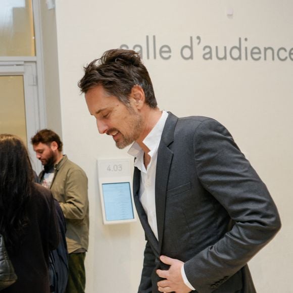 Exclusif - Vincent Cerutti lors d'une suspension d'audience de son procès pour atteinte sexuelle, pour avoir mordu, à deux reprises, les fesses de sa collaboratrice chez Chérie FM en 2015, Caroline Barel, au tribunal correctionnel de Paris, France, le 9 décembre 2025. © Julien Sarkissian/Bestimage