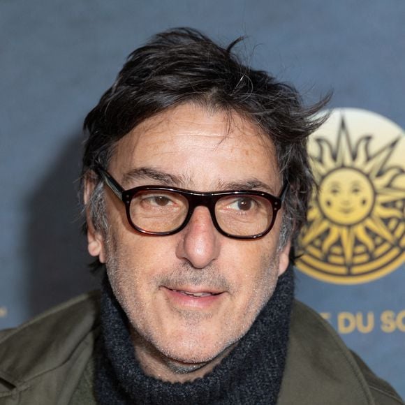 Yvan Attal assiste à la première parisienne du spectacle « Alegria : A New Day » du Cirque du Soleil, le 25 novembre 2025 à Chatou, en France. Photo : Nasser Berzane/ABACAPRESS.COM