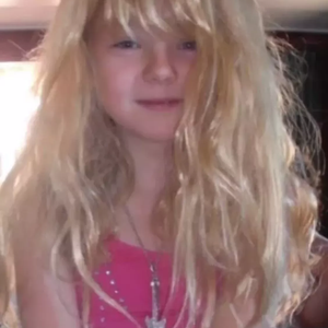 Les images montrent la princesse avec perruque blonde et produits dérivés de la série.

Alexandra de Hanovre a dévoilé des images de son enfance, révélant être fan de "Hannah Montana". Capture d'écran Instagram