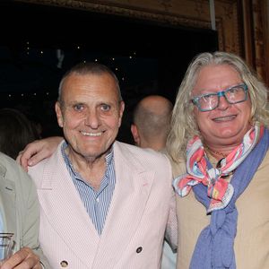 Exclusif - guest, Jean-Charles de Castelbajac, Pierre-Jean Chalençon, Joseph-Michael Viere (Président de l'association Tout Pour La République) - Exposition de la collection de Pierre-Jean Chalençon pour la vente "Napoléon: Une collection historique" chez Sotheby's à Paris le 19 juin 2025.
C'est le styliste Jean-Charles de Castelbajac, qui a apporté sa touche colorée à la vitrine de la vente du 25 juin, consacrée aux objets provenant du trésor de Pierre-Jean Chalençon, l'un des plus grands collectionneurs privés d'objets napoléoniens au monde. © Baldini/Bestimage