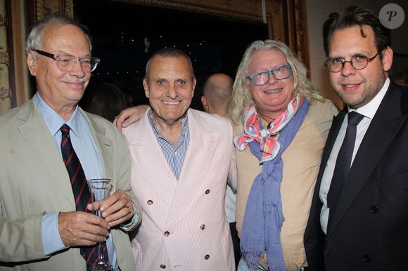 Exclusif - guest, Jean-Charles de Castelbajac, Pierre-Jean Chalençon, Joseph-Michael Viere (Président de l'association Tout Pour La République) - Exposition de la collection de Pierre-Jean Chalençon pour la vente "Napoléon: Une collection historique" chez Sotheby's à Paris le 19 juin 2025.
C'est le styliste Jean-Charles de Castelbajac, qui a apporté sa touche colorée à la vitrine de la vente du 25 juin, consacrée aux objets provenant du trésor de Pierre-Jean Chalençon, l'un des plus grands collectionneurs privés d'objets napoléoniens au monde. © Baldini/Bestimage