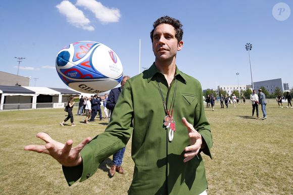 Mika - Le chanteur Mika devient le parrain de la Mêlée des Chœurs et rencontre, des élèves du CM1 à la Terminale qui interpréteront les hymnes nationaux des 48 matchs de la Coupe du Monde de Rugby 2023, à Gennevilliers, France, le 31 mai 2023. Michael Baucher / Panoramic / Bestimage
