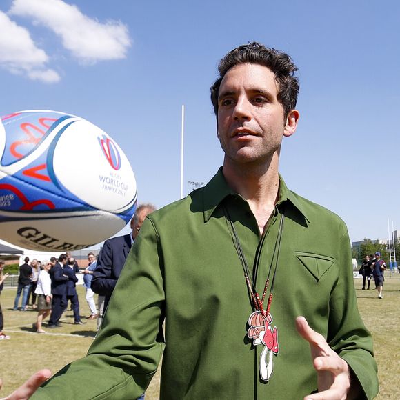 Mika - Le chanteur Mika devient le parrain de la Mêlée des Chœurs et rencontre, des élèves du CM1 à la Terminale qui interpréteront les hymnes nationaux des 48 matchs de la Coupe du Monde de Rugby 2023, à Gennevilliers, France, le 31 mai 2023. Michael Baucher / Panoramic / Bestimage
