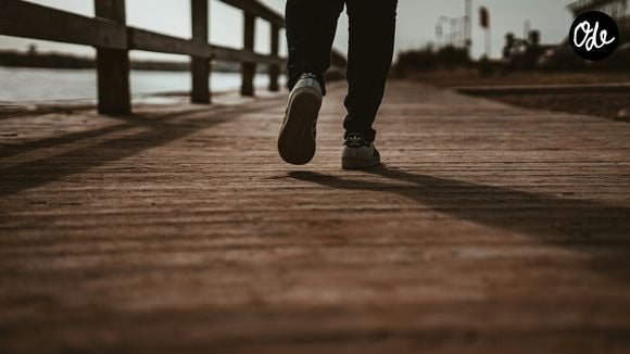 Marcher environ 30 minutes par jour, cinq jours par semaine, peut déjà apporter de nombreux bénéfices.

Photo prise par Chris Hardy / Unsplash