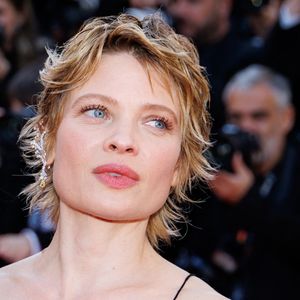 Mélanie Thierry (Bijoux Tasaki) - Montée des marches du film " La vie d'une femme " lors du 79ème Festival International du Film de Cannes, le 13 mai 2026. © Jacovides-Moreau / Bestimage