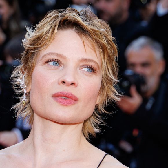 Mélanie Thierry (Bijoux Tasaki) - Montée des marches du film " La vie d'une femme " lors du 79ème Festival International du Film de Cannes, le 13 mai 2026. © Jacovides-Moreau / Bestimage
