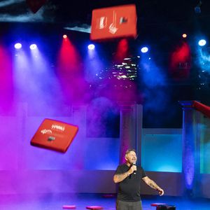 Exclusif - Philippe Lellouche - P.Lellouche a joué son spectacle "Stand Alone" au théâtre de Verdure du 41ème Festival de Ramatuelle, le 8 août 2025. 
© Cyril Bruneau / Bestimage