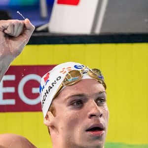 Léon Marchand refuse notamment d'y dévoiler sa vie sentimentale et a apprécié que son père participe au projet, lui permettant de garder "un contrôle sur ce qui allait sortir".
Léon Marchand après avoir remporté la médaille d'or de la finale du 400 m nage libre lors des Championnats d'Europe de natation, à Paris le 16 août 2026. © Andrea Staccioli/Insidefoto via ZUMA Press/Bestimage