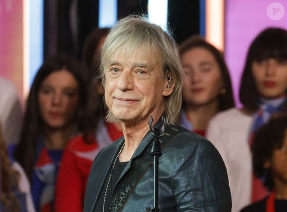 Jean-Louis Aubert a participé à un concert caritatif dans le Vaucluse.

Jean-Louis Aubert - Les célébrités se mobilisent pour la 38ème édition du Téléthon dans les studios de France 2 à Paris © Coadic Guirec / Bestimage