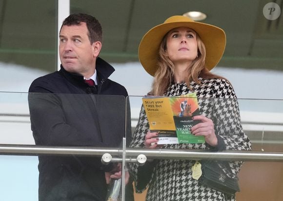 Peter Phillips et Harriet Sperling assistent au Cheltenham New Year's Day Meeting à l'hippodrome de Cheltenham, Cheltenham, Gloucestershire, Royaume-Uni, le 1er janvier 2025.

© Julien Burton / Bestimage