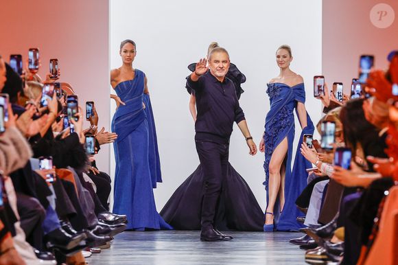 Le créateur de mode Elie Saab avec Joan Smalls, Stella Maxwell et Candice Swanepoel - Défilé Elie Saab au Palais de Tokyo Collection Haute Couture Printemps/Eté 2025 lors de la Fashion Week de Paris (PFW), France, le 29 janvier 2025. Agence / Bestimage