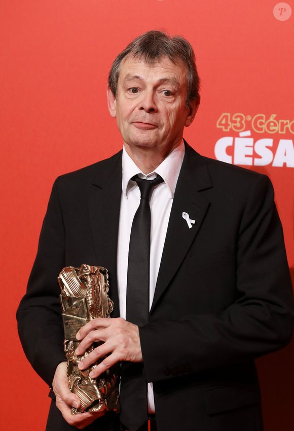 Il compte parmi ses voisins de quartier d'autres écrivains, Olivier Adam ou Bernard Werber. Un environnement inspirant, baigné de lumière et zen, 

Pierre Lemaitre (César de la meilleure adaptation pour le film « Au revoir là-haut ») - Pressroom lors de la 43ème cérémonie des Cesar à la salle Pleyel à Paris, le 2 mars 2018.
© Dominique Jacovides - Olivier Borde / Bestimage