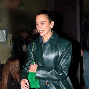 Les fans de Dua Lipa savent désormais où aller pour être un peu plus près de leur idole, tout en dégustant de bons plats ensoleillés.
EXCLUSIF Paris, FRANCE le 29/01/2026 Dua Lipa et Callum Turner ont profité d'une sortie élégante à Paris avec le jeune frère de Dua. Dua Lipa portait un sac Chanel vert assorti à son manteau en cuir vert. © Backgrid USA / Bestimage