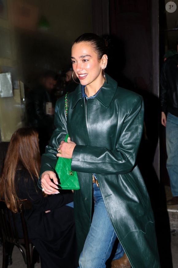Les fans de Dua Lipa savent désormais où aller pour être un peu plus près de leur idole, tout en dégustant de bons plats ensoleillés.

EXCLUSIF Paris, FRANCE le 29/01/2026 Dua Lipa et Callum Turner ont profité d'une sortie élégante à Paris avec le jeune frère de Dua. Dua Lipa portait un sac Chanel vert assorti à son manteau en cuir vert. © Backgrid USA / Bestimage