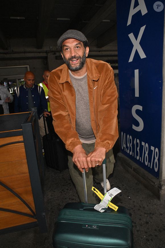 Eric Judor, Ramzy Bedia arrivant à l'aéroport de Nice après le 76e Festival de Cannes à Nice, France, le 17 mai 2023. Photo by Julien Reynaud/APS-Medias/ABACAPRESS.COM