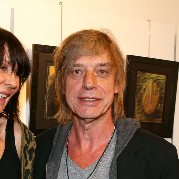 Arthur n'a pourtant pas suivi les traces de son papa mais plutôt de sa maman puisqu'il exerce le même létier qu'elle, celui de photographe

Jean-Louis Aubert et sa compagne France Lory en 2011. @Bestimage