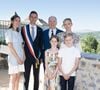 La famille princière de Monaco était au grand complet !
Le prince Albert II de Monaco, la princesse Charlène de Monaco, le prince Jacques de Monaco, marquis des Baux, et la princesse Gabriella de Monaco, comtesse de Carladès, ont été accueillis à Mur-de-Barrez en Aveyron par M. Pierre Ignace, le maire de la commune.
© NivierePool/Bestimage