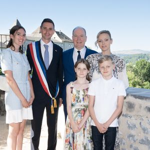La famille princière de Monaco était au grand complet ! 

Le prince Albert II de Monaco, la princesse Charlène de Monaco, le prince Jacques de Monaco, marquis des Baux, et la princesse Gabriella de Monaco, comtesse de Carladès, ont été accueillis à Mur-de-Barrez en Aveyron par M. Pierre Ignace, le maire de la commune.

© NivierePool/Bestimage
