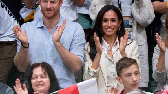 Meghan Markle éperdument amoureuse : sa déroutante vidéo du prince Harry comme on ne l’a jamais vu, "Nous interrompons votre programme..."
