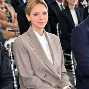 Charlene de Monaco a fait une apparition très remarquée avec un tailleur XXL. 

Le prince Albert II de Monaco et la princesse Charlene ont visité en compagnie de M. Thomas Bataglione, l'administrateur et directeur général de la SMEG, le nouveau siège social de la société, installé dans le quartier de Fontvieille à Monaco, le 15 octobre 2025. © Bruno Bebert / Bestimage