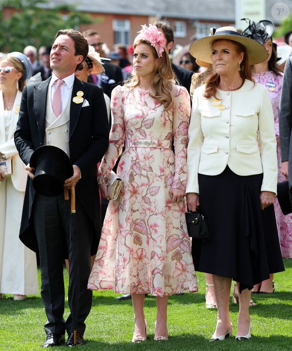 Ravie de la naissance de sa nouvelle petite-fille, Sarah Ferguson a, elle aussi, pris la parole sur Instagram. 

Edoardo Mapelli Mozzi, la princesse Beatrice d'York, Sarah Ferguson, duchesse d'York - La famille royale d'Angleterre aux courses hippiques "Royal Ascot 2024" à Ascot. Le 19 juin 2024 © Cover Images / Zuma Press / Bestimage