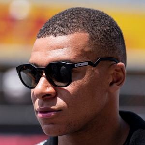 Il réside dans une villa luxueuse située dans la banlieue de Madrid.

Kylian Mbappé assiste au Grand Prix de F1 d'Espagne à Montmelo près de Barcelone, le 4 juin 2023.

Zuma Press / Bestimage