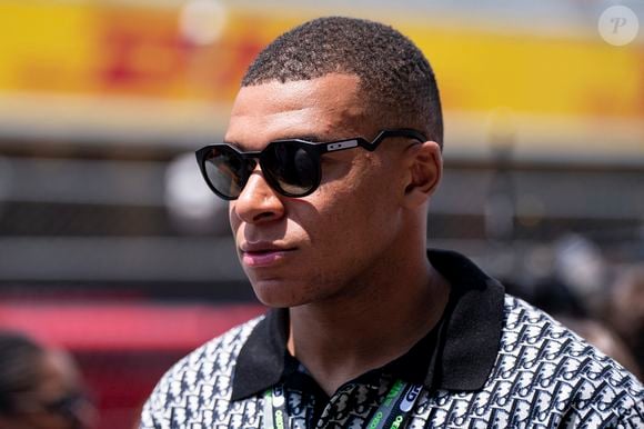 Il réside dans une villa luxueuse située dans la banlieue de Madrid.

Kylian Mbappé assiste au Grand Prix de F1 d'Espagne à Montmelo près de Barcelone, le 4 juin 2023.

Zuma Press / Bestimage