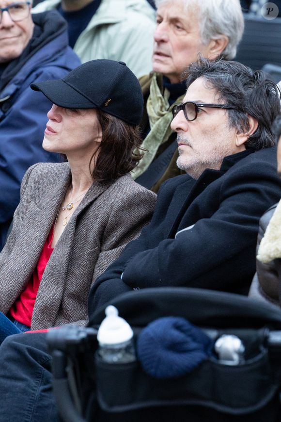Yvan Attal et Charlotte Gainsbourg - Inauguration de la passerelle Jane Birkin devant les 41-43 quai de Valmy à Paris le 13 décembre 2025.
© Cyril Moreau / Bestimage