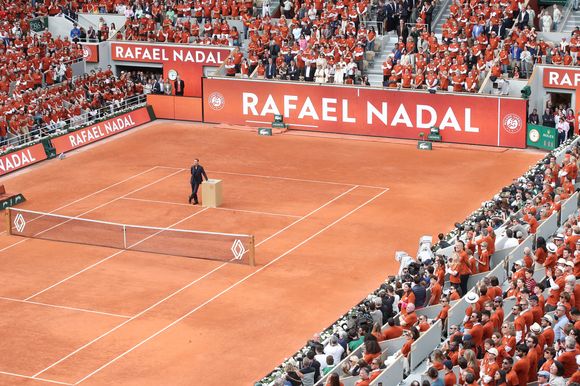 Rafael Nadal, Sebastian Nadal (son père), Ana Maria Parera (sa mère), Xisca Perello (sa femme), Rafael Junior (son fils) et Maria Isabel Nadal (sa soeur), et à leur gauche ; (1er rang) Carlos Costa, Toni Nadal, (2ème rang) Benito Perez Barbadillo et Carlos Moya - Hommage à Rafael Nadal et à ses 14 victoires sur la terre battue de Roland Garros lors des Internationaux de France de Tennis de Roland Garros 2025 - Jour 01 à Paris le 25 Mai 2025. 

© Bertrand Rindoff / Bestimage