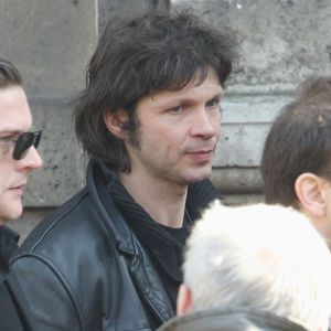 Des propos qu'il tient dans le documentaire "De rockstar à tueur : le cas Cantat" diffusé sur Netflix.
Bertrand Cantat - Obsèques d'Alain Bashung en l'église St Germain des Prés le 20 mars 2009
 CYRIL MOREAU / BESTIMAGE