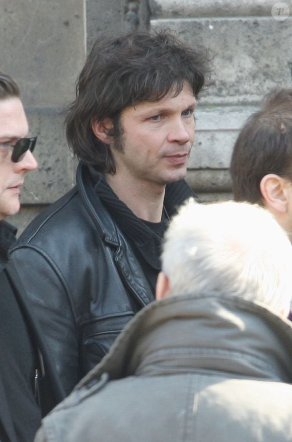Des propos qu'il tient dans le documentaire "De rockstar à tueur : le cas Cantat" diffusé sur Netflix.
Bertrand Cantat - Obsèques d'Alain Bashung en l'église St Germain des Prés le 20 mars 2009
CYRIL MOREAU / BESTIMAGE