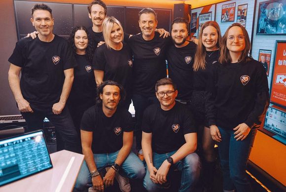 Justine Salmon et l'équipe du "Double Expresso" de RTL2 sur Instagram (@jusalmon)