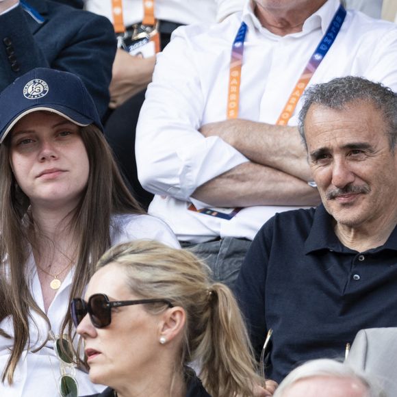 Le comédien partage aujourd'hui la vie d'Aude Fraineau, de 34 ans sa cadette

Elie Semoun et sa compagne Aude Fraineau (enceinte) en tribunes lors de la finale messieurs des Internationaux de France de Tennis de Roland Garros 2025 (jour 15), à Paris, France, le 8 juin 2025. © Cyril Moreau/Bestimage