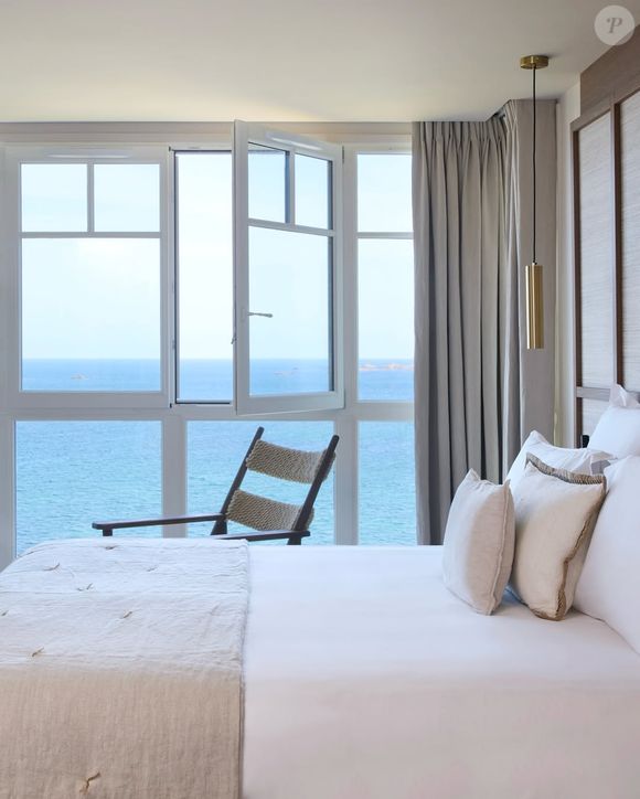 Avec 25 chambres et suites toutes ouvertes sur l’océan, l’hôtel célèbre "l’esprit des grands voyageurs, ceux qui osent partir, explorer l’inconnu et revenir transformés"...

Hôtel Les Bassans où séjourne Apolline de Malherbe pour les vacances.