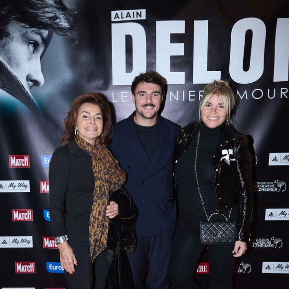 Exclusif - Dominique Tapie, Sophie Tapie (enceinte) , son mari Baptiste Germain au photocall de la soirée Ciné-concert symphonique "Alain Delon, le dernier Samouraï" au Palais des congrès à Paris le 8 novembre 2024 le jour de son anniversaire.

© Jacovides / Moreau / Bestimage