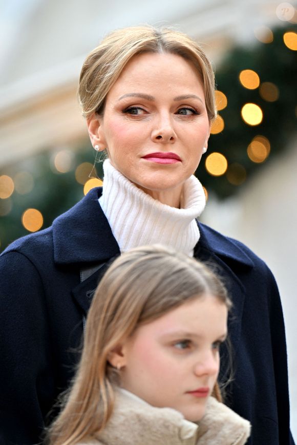 Le prince Albert II de Monaco, la princesse Charlene et leurs enfants la princesse Gabriella et le prince héréditaire Jacques ont accueilli les enfants monégasque pour le traditionnel arbre de Noël du Palais à Monaco, le 17 décembre 2025. La famille princière a assisté à un spectacle dans la cour d'honneur du Palais puis a distribué cadeaux et friandises avec l'aide de la princesse Stéphanie de Monaco, et de ses enfants, Louis Ducruet et Camille Gottlieb. © Bruno Bebert/Bestimage