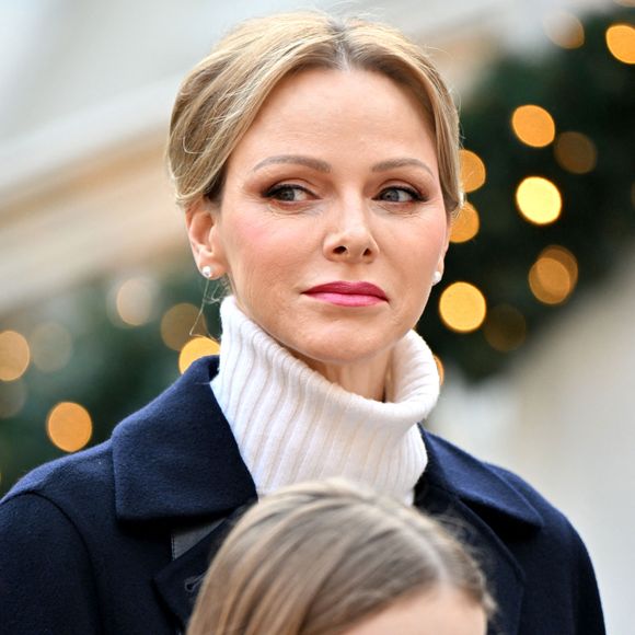 Le prince Albert II de Monaco, la princesse Charlene et leurs enfants la princesse Gabriella et le prince héréditaire Jacques ont accueilli les enfants monégasque pour le traditionnel arbre de Noël du Palais à Monaco, le 17 décembre 2025. La famille princière a assisté à un spectacle dans la cour d'honneur du Palais puis a distribué cadeaux et friandises avec l'aide de la princesse Stéphanie de Monaco, et de ses enfants, Louis Ducruet et Camille Gottlieb. © Bruno Bebert/Bestimage